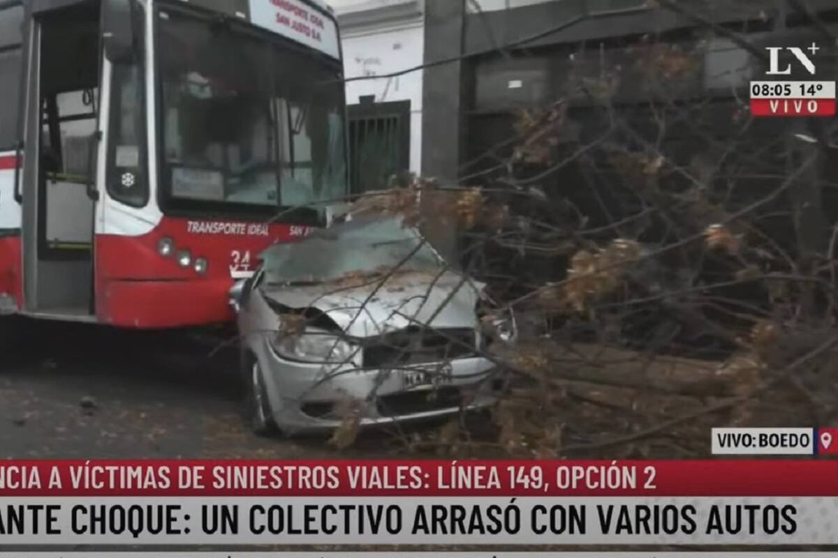 Un colectivo chocó contra 7 autos en Boedo