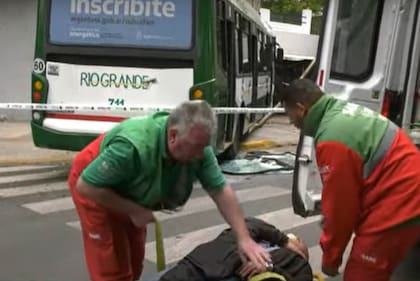 Un colectivo chocó contra un camión y terminó incrustado en un local en Mataderos