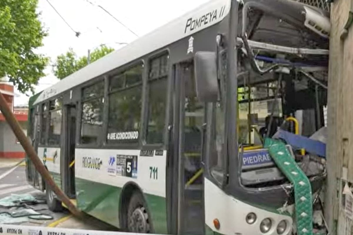 Un colectivo chocó contra un camión y terminó incrustado en un local en Mataderos