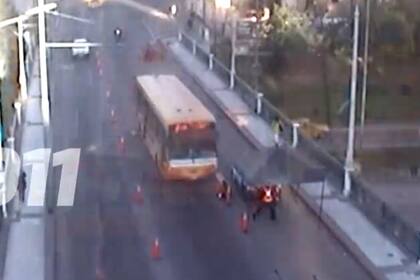 Un colectivo chocó un control policial en Córdoba