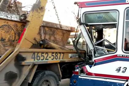 Un colectivo de la línea 118 chocó contra un camión en el barrio de Parque Patricios