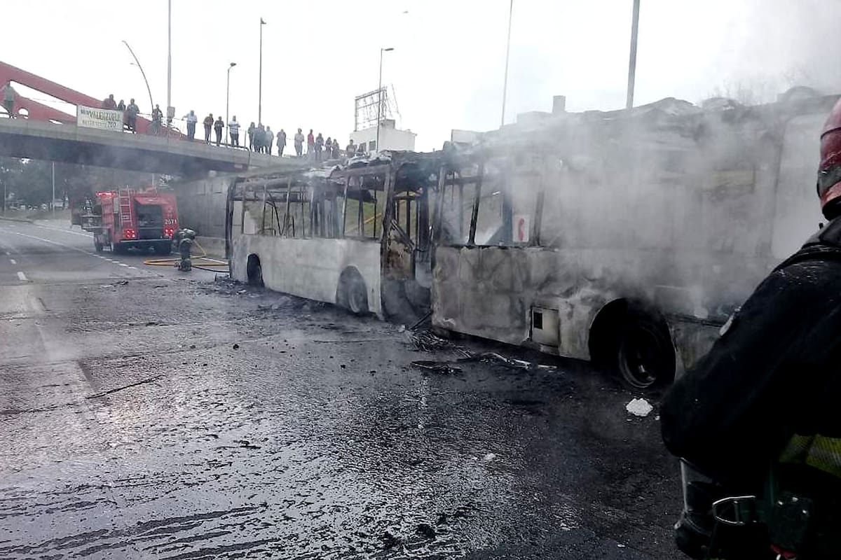 Un colectivo de la línea 28 se incendio en la avenida General Paz