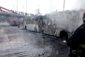 Un colectivo de la línea 28 se incendio en la avenida General Paz