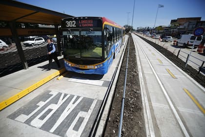 Un colectivo de la línea 302 prueba el carril del Metrobus