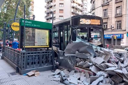 Un colectivo de la línea 39 chocó  contra una pila de materiales de construcción que ocupaban parte de la calzada, frente al Alto Palermo