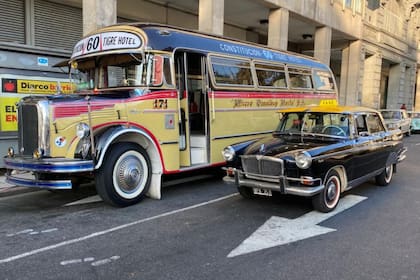 Um ônibus da linha 60 com chassis Mercedez Benz e um clássico táxi Siam Di Tella. A foto foi tirada durante as filmagens do Método Tangalanga.