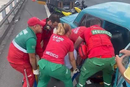 Un colectivo de larga distancia chocó contra un auto