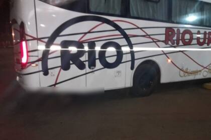 Un colectivo de larga distancia ingresó a la terminal de la localidad correntina de Gobernador Virasoro con un cadáver colgando