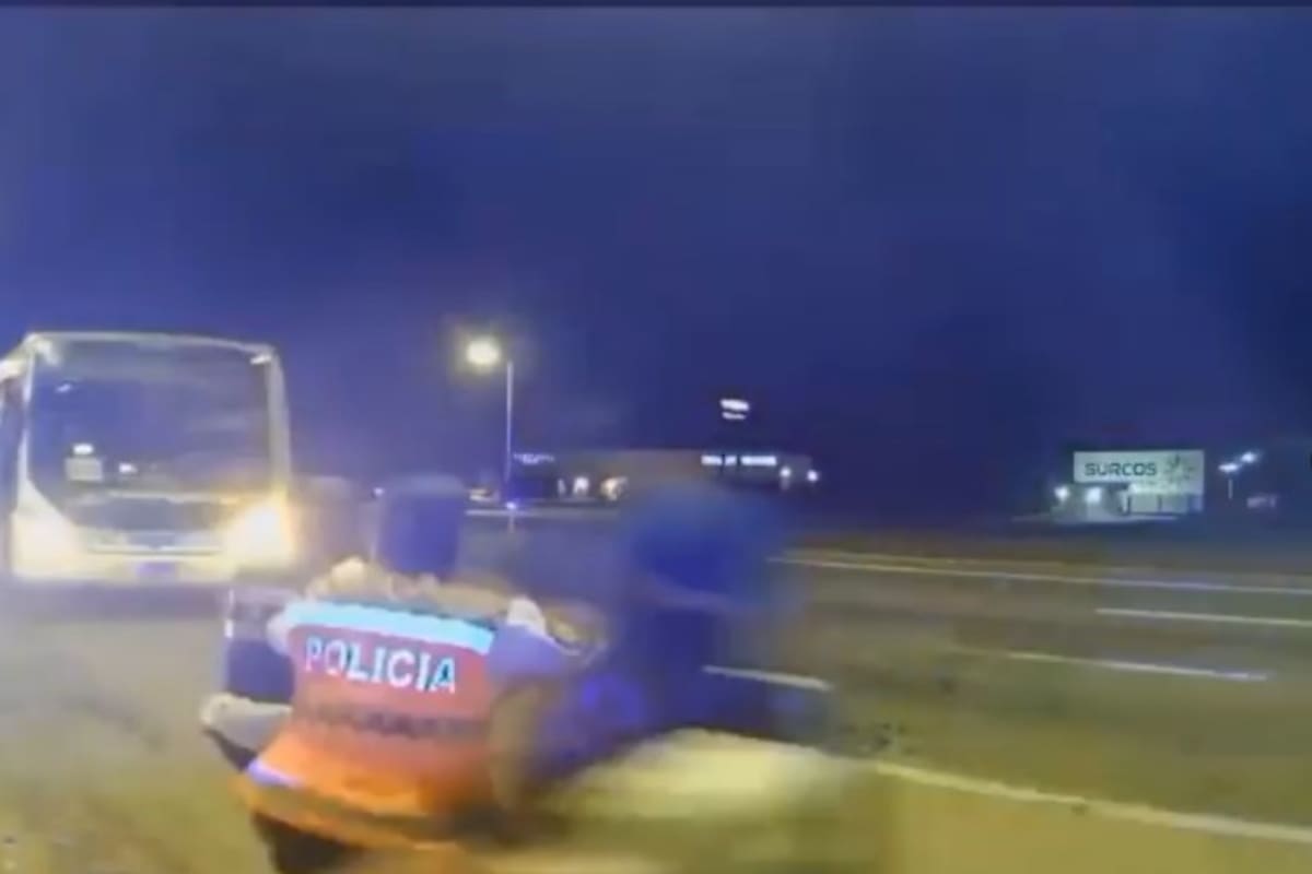 Un colectivo embistió a un móvil policial y casi atropella a cuatro agentes