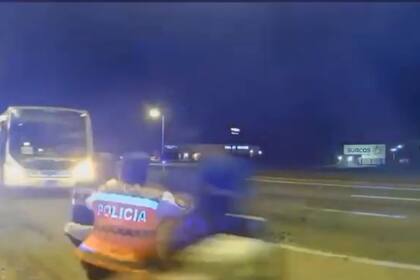 Un colectivo embistió a un móvil policial y casi atropella a cuatro agentes