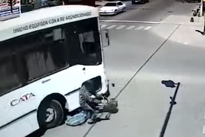 Un colectivo le pasó por arriba, a un hombre, salió ileso, fue en Mendoza