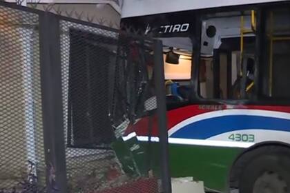 Un colectivo quedó incrustado en una casa en Villa Lugano tras chocar con un camión