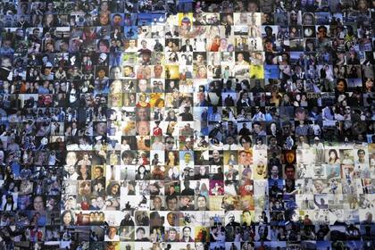Un collage de perfiles de Facebook ilustra una de las paredes de la sala de descanso de la red social en el centro de cómputos de la compañía