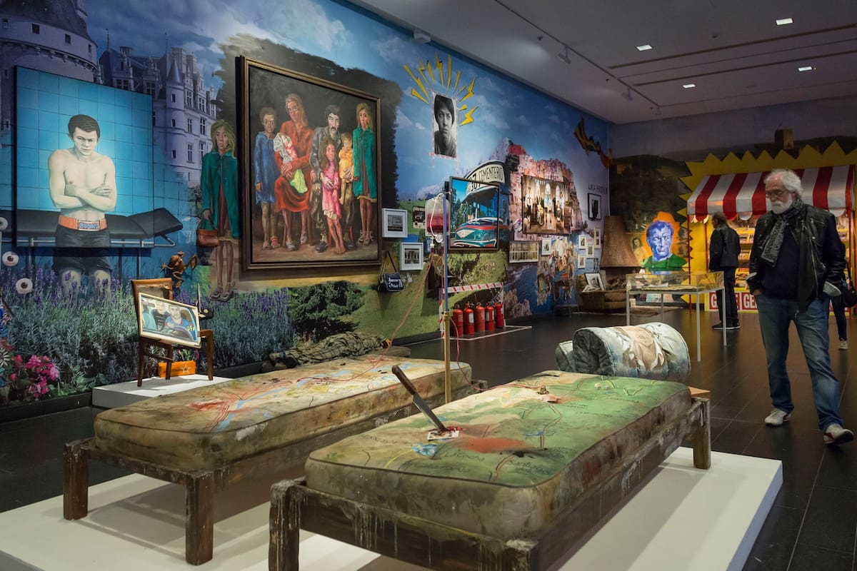 Un collage tridimensional: la instalación incluye obras originales como La familia del peón (1975), de Antonio Berni, cedida por la Fundación Klemm