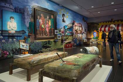 Un collage tridimensional: la instalación incluye obras originales como La familia del peón (1975), de Antonio Berni, cedida por la Fundación Klemm