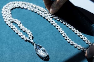 Un collar de 90.36 quilates de Harry Winston, con un valor estimado entre 9 y 14 millones de francos suizos, durante una exhibición previo a la subasta de las joyas de la heredera austriaca Heidi Horten en la casa de subastas de Christie's en Ginebra, Suiza, el lunes 8 de mayo de 2023.