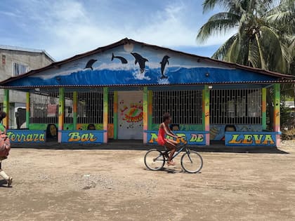 Un colorido bar en las Islas del Rosario