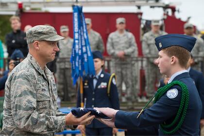 Un comandante y un cadete de la Fuerza Aérea de EE.UU. que participaron en la ceremonia del Día de los Patriotas en 2018 (Wikimedia Commons/United States Air Force)