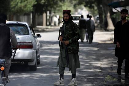 Un combatiente talibán vigila en un punto de revisión en el vecindario Wazir Akbar Khan de la capital Kabul, en Afganistán, el 22 de agosto de 2021. (AP Fhoto/Rahmat Gul)
