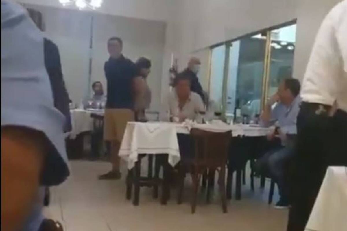 Un comensal grabó el memento en que el extitular de la cartera de Salud abandonaba el local y el video se viralizó en redes el fin de semana