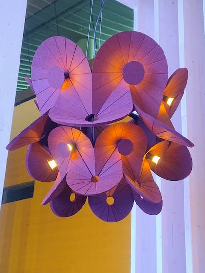 Un comentario aparte mereció esta luminaria con efecto acústico y muy buena distribución de la luz de la espectacular marca Zumtobel. (Dando a entender que no todas las colgantes de fieltro son necesariamente pro).