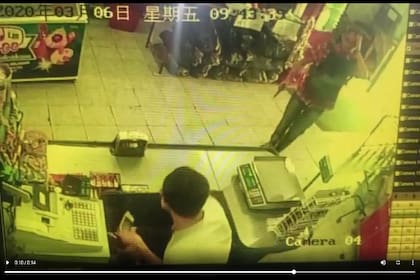 Un comerciante chino fue baleado por un sicario en su supermercado
