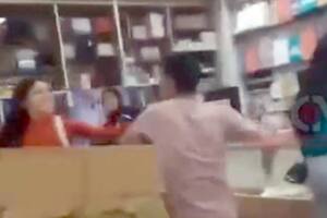 Un comerciante fue grabado mientras golpeaba a una empleada
