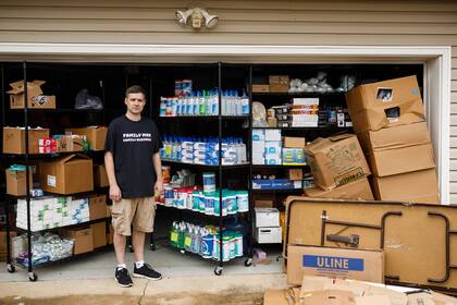 Un comerciante de Amazon, Matt Colvin, con un exceso de suministros de limpieza y desinfección en su garaje en Hixson, Tennesse
