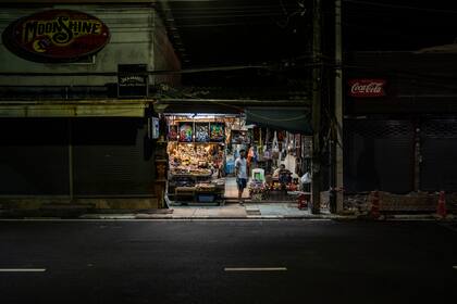 Un comerciante en la calle peatonal Bangla en Phuket