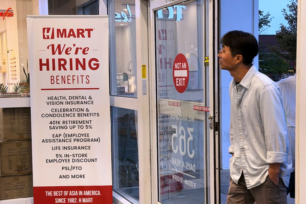 Un comercio busca empleados en Schaumburg, Illinois, el 16 de septiembre del 2026. (AP foto/Nam Y. H
