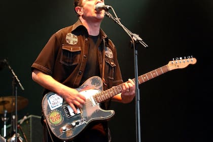 Un compilado recupera particulares versiones de la vida artística de Joe Strummer con The Clash y, principalmente, después de la banda