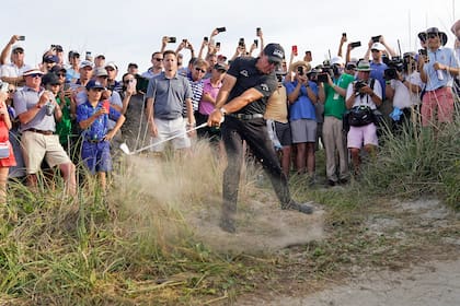 Un complicado tiro de Mickelson desde el rough del hoyo 16, en la intricanda cancha de Carolina del Sur; superó todos los obstáculos