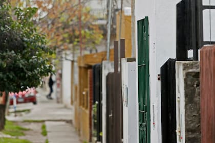 Un común denominador en todo el barrio: rejas de todos los tamaños