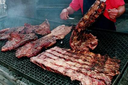 Un concejal de Plaza Huincul presentó un protocolo para que vuelvan los asados en esa localidad; las reuniones no podrían superar las 10 personas