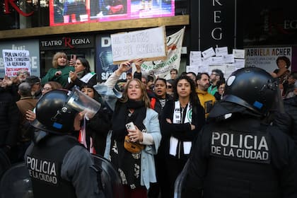 Un concentración sumamente pacífica culminó con momentos de tensión