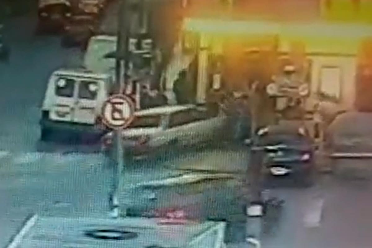 Un conductor arrancó, hizo una mala maniobra e incrustó su auto en el interior de un local en Lanús