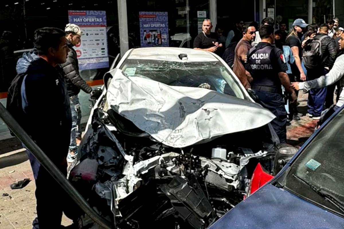 Un conductor de 68 años perdió el control de su vehículo en pleno centro de córdoba, atropelló a varios peatones, chocó autos y motos, y generó destrozos