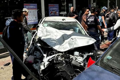 Un conductor de 68 años perdió el control de su vehículo en pleno centro de córdoba, atropelló a varios peatones, chocó autos y motos, y generó destrozos