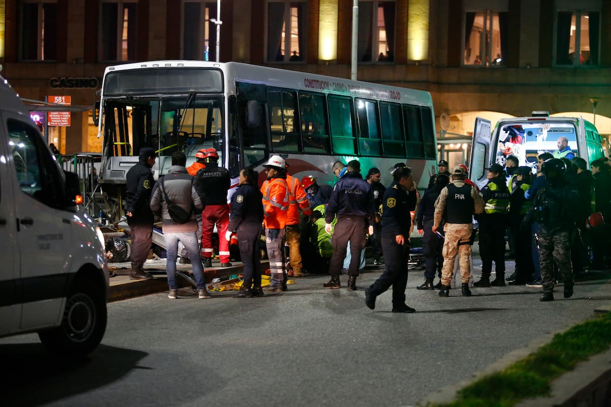 Un conductor de ómnibus perdió el control y arrolló a varias personas
