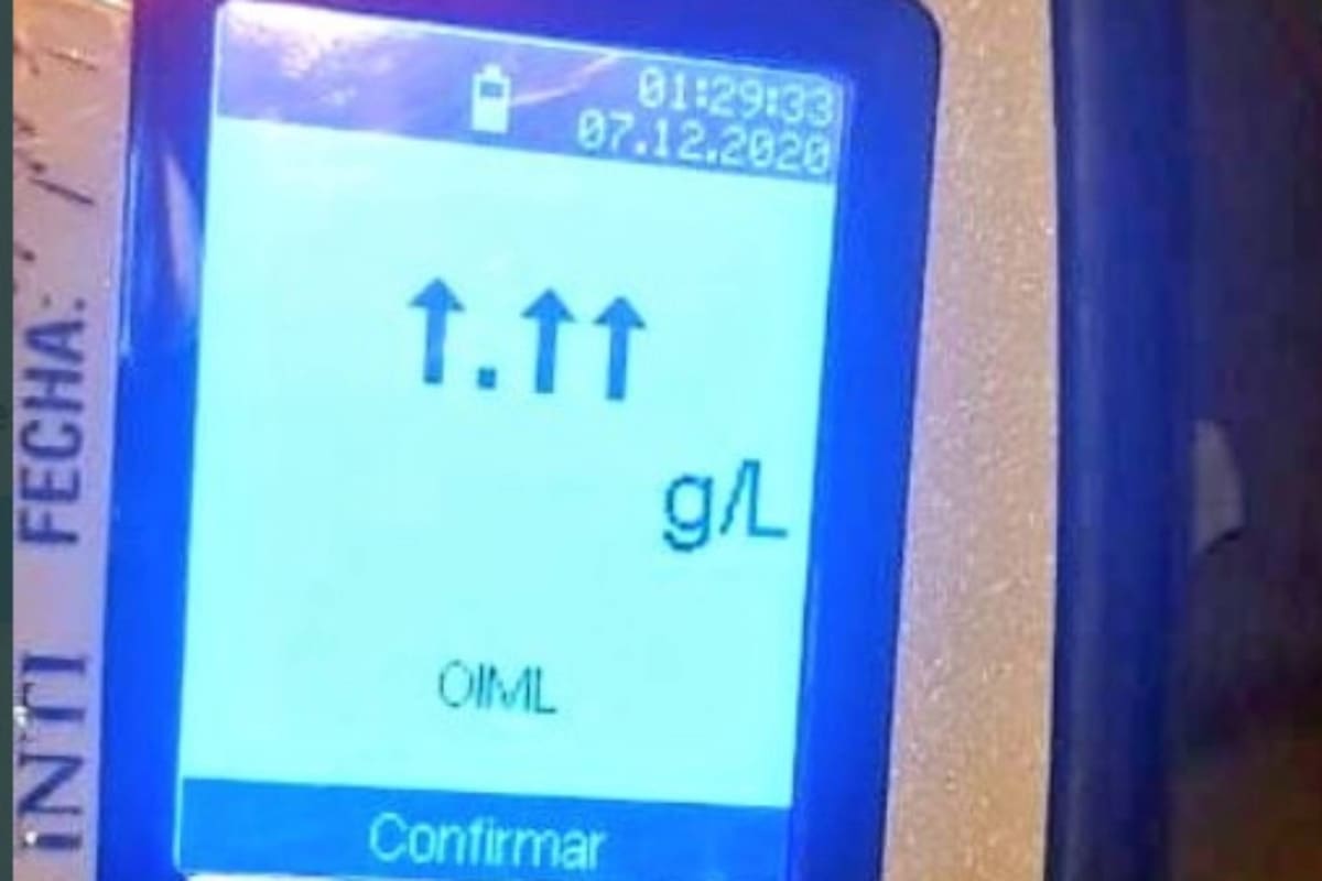 Un conductor ebrio cometió varias infracciones y al realizarle el control de alcoholemia superó los límites del dispositivo.