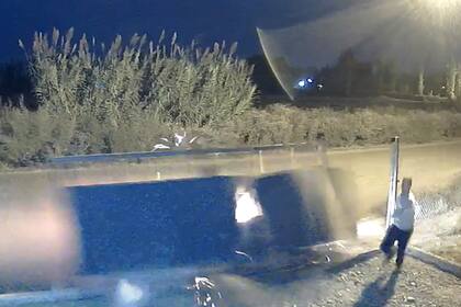 Un conductor ebrio se llevó puesto el portón del patio de una casa y atropelló a un hombre