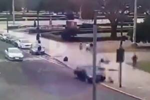 Un conductor embistió a dos barrenderas que estaban trabajando en la Plaza Moreno de La Plata
