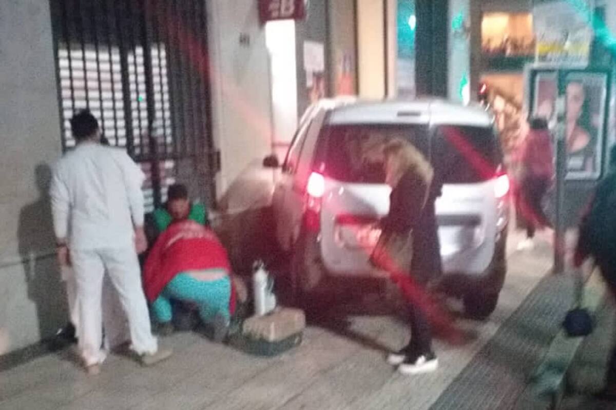 Un conductor impactó con su auto contra el frente de un banco, había tenido un paro cardíaco y murió
