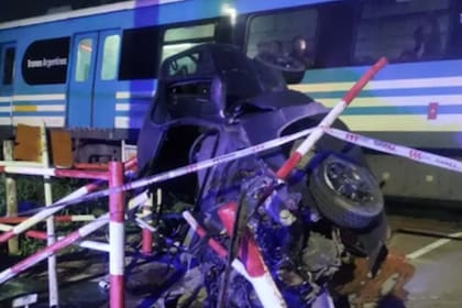 Un conductor intentó cruzar las vías del Tren Roca con la barrera baja, una formación lo chocó y murió