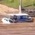 Un conductor no frenó al subir a una balsa para cruzar un paso fronterizo y cayó al río Uruguay