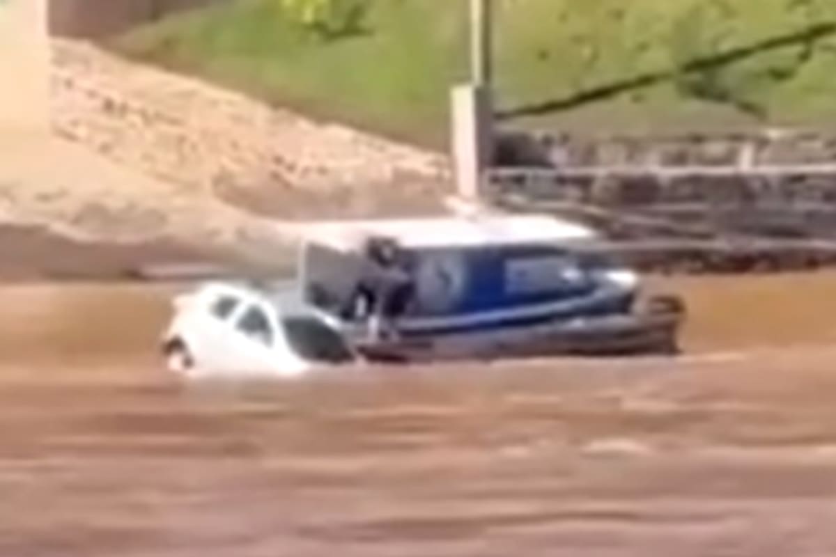 Un conductor no frenó al subir a una balsa para cruzar la frontera, atravesó un portón y cayó al río Uruguay