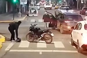 Un conductor bajó de su auto para discutir, olvidó poner el freno de mano y provocó un choque