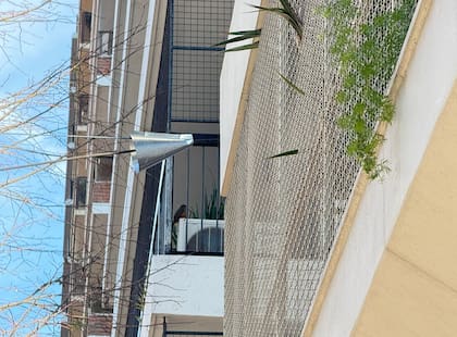 Un cono instalado en un cable de un edificio para evitar la circulación de las ratas