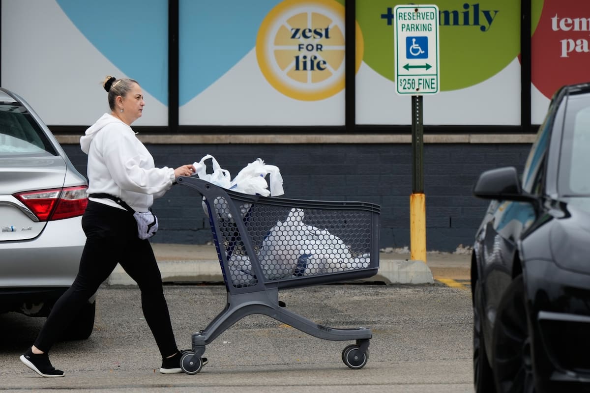 Un consumidor sale de una tienda en Arlington Heights, Illinois, el 30 de septiembre del 2026. (AP f
