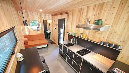 Un contenedor convertido en una minicasa con decoración minimalista